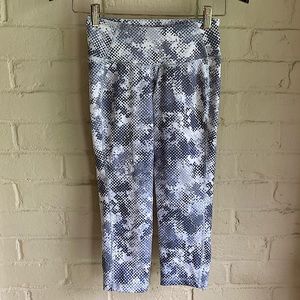 Old Navy sz XS light grey gray white capris pattern workout yoga running